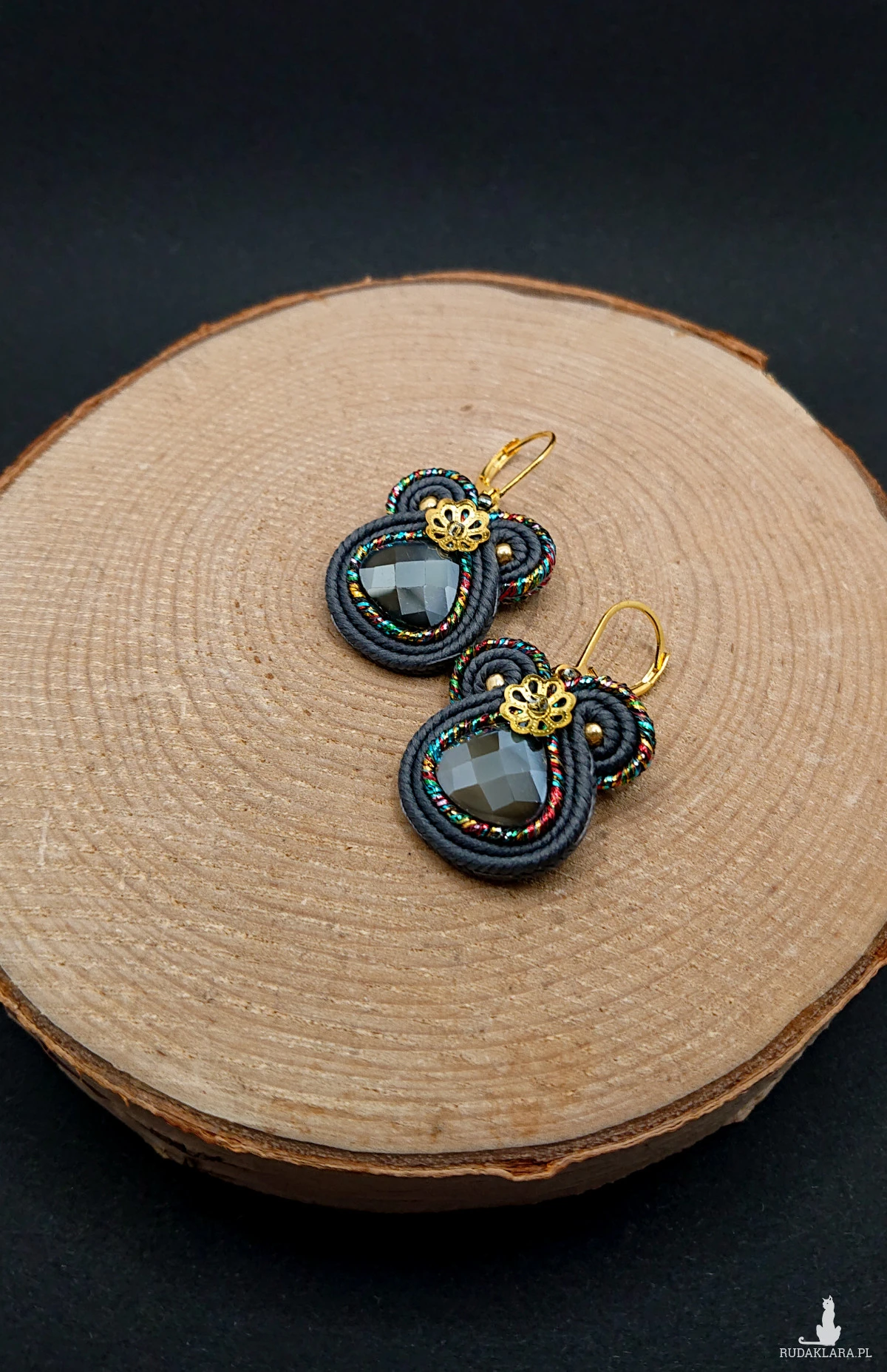 Szaro-kolorowe małe kolczyki sutasz